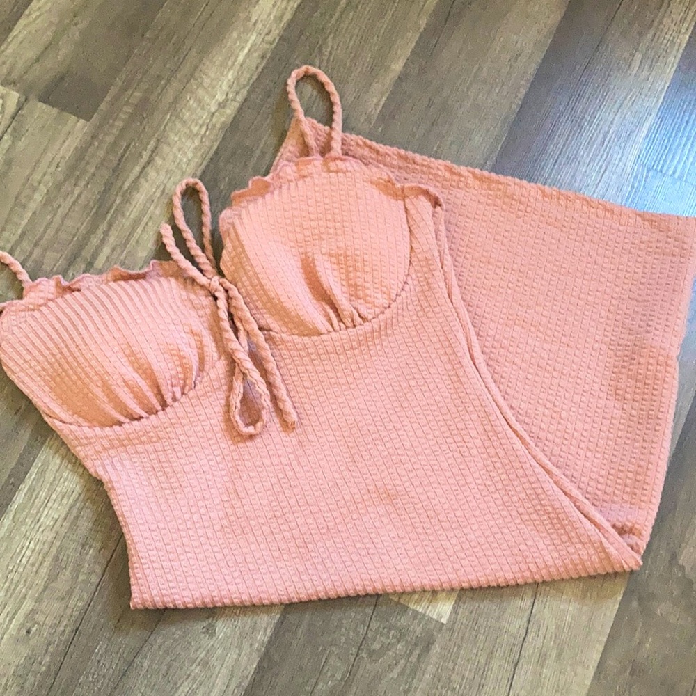 cute skin tight dress! size small, pretty pink color and awesome material!